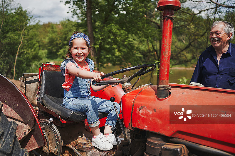 好奇的小女孩学习农业机械图片素材