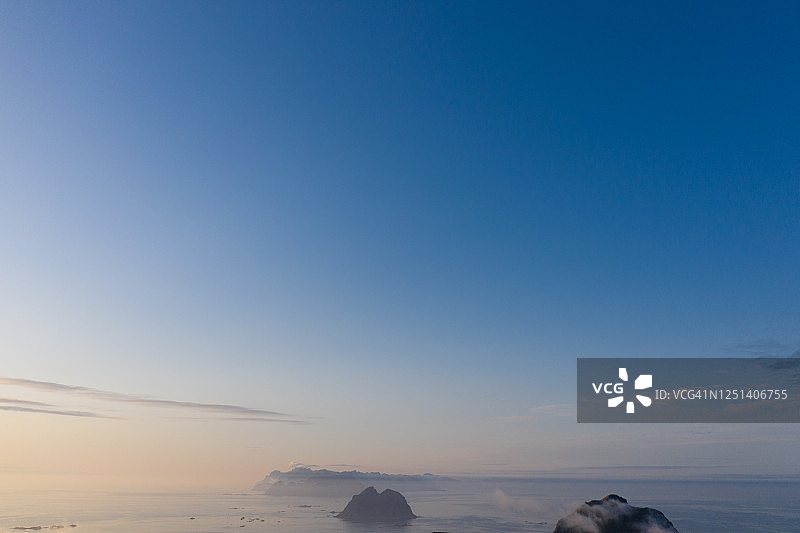 挪威韦岛壮丽山脉航拍图片素材