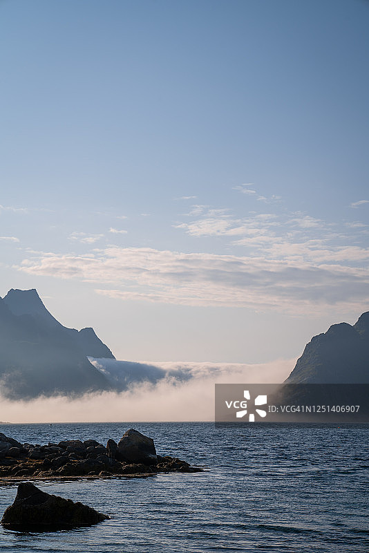 挪威雷讷雾中山脉风光图片素材