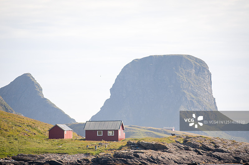 挪威勒罗斯特岩石海岸上的两座建筑物图片素材