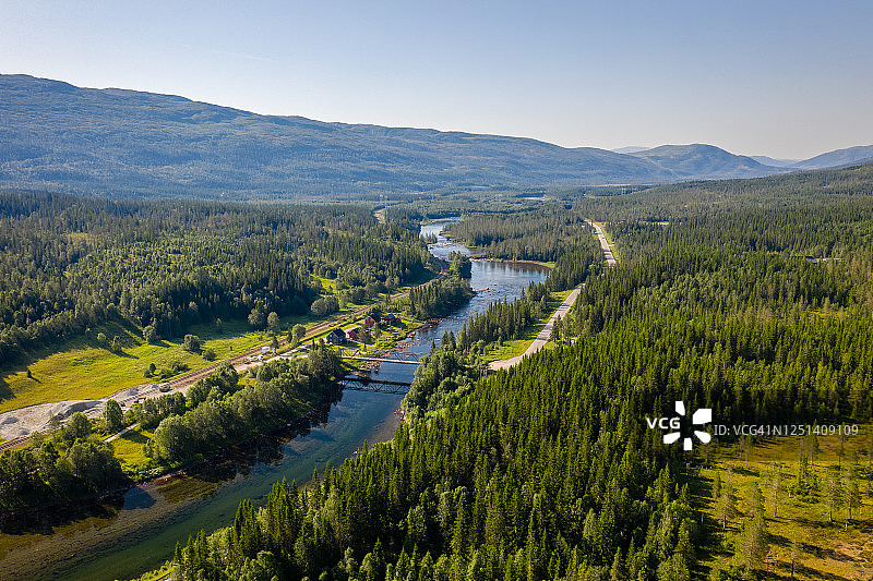 挪威南姆斯科根山脉和河流的航拍景色图片素材
