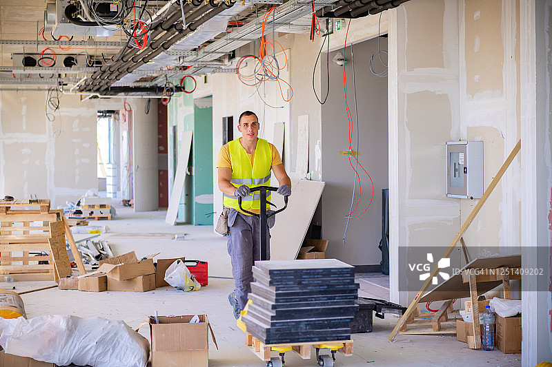 驾驶托盘车的工人图片素材