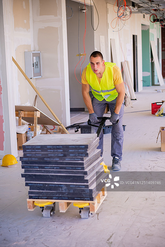 驾驶托盘车的工人图片素材