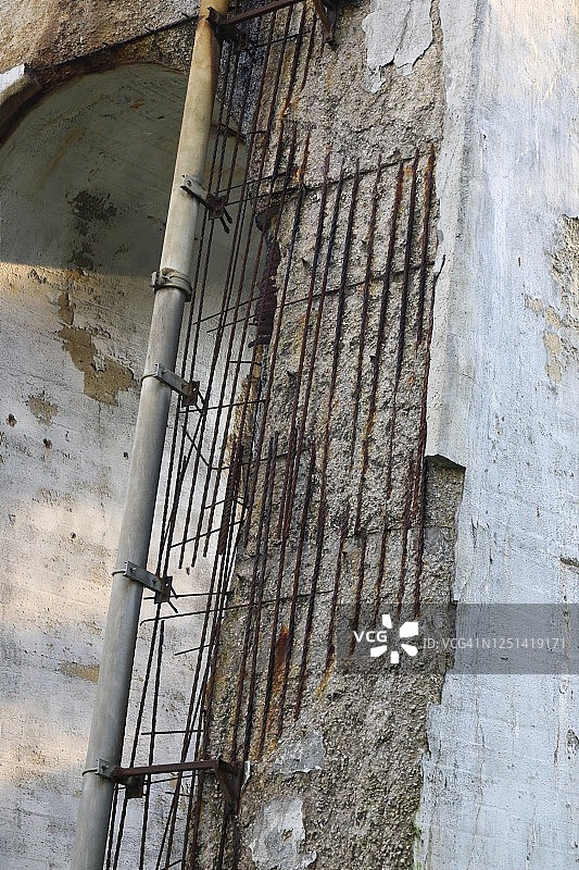 混凝土剥落后露出的钢筋图片素材
