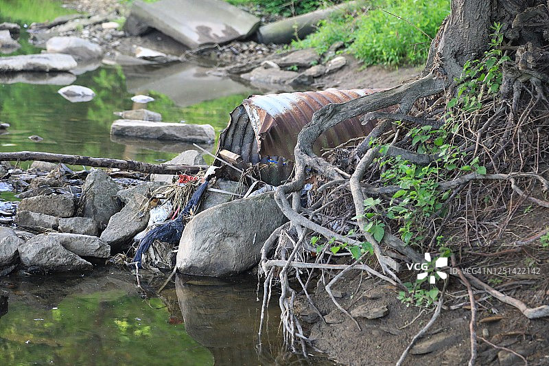 污水和碎屑从污水管道排入天然河流图片素材