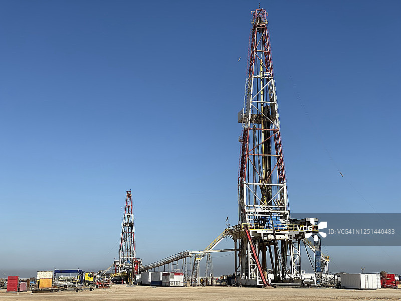 以蓝天为背景的陆地钻井平台图片素材