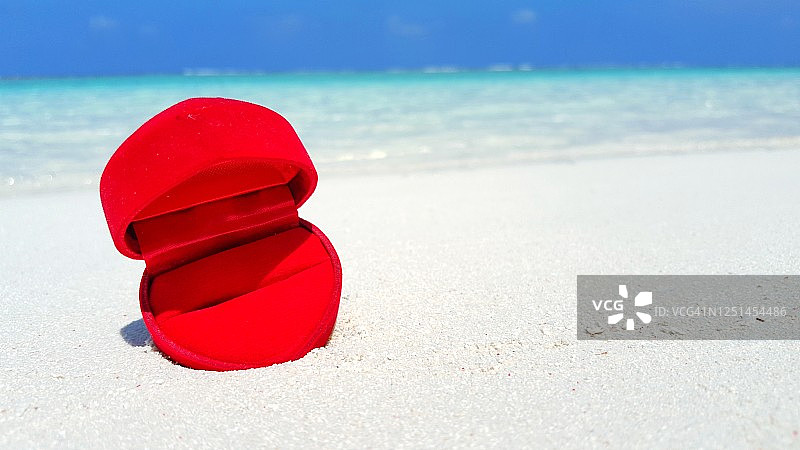 马尔代夫海滩白色沙滩上的戒指盒抽象概念图片素材