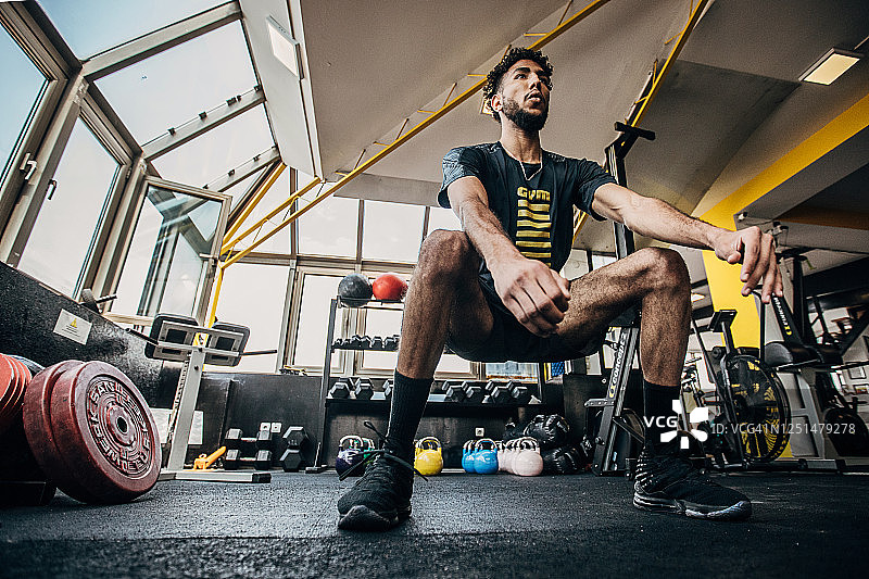 年轻排球运动员在健身房进行季前训练图片素材