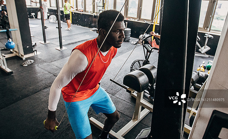 年轻男子在健身房锻炼排球图片素材