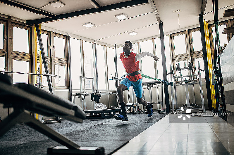 一位年轻的男排球员在健身房进行季前训练图片素材