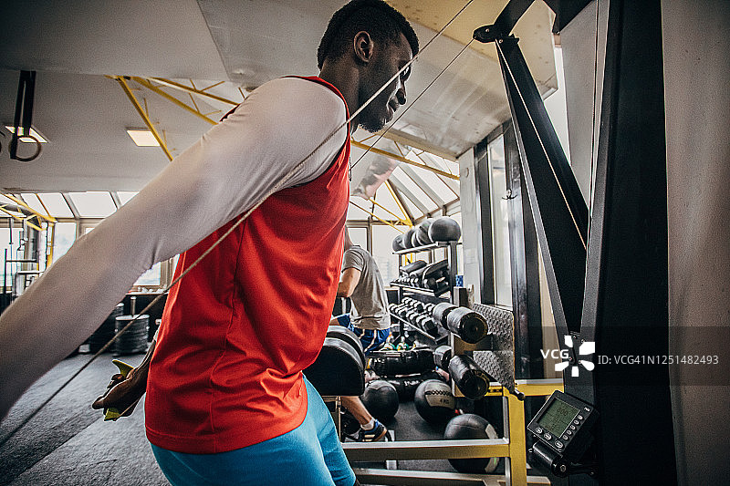 男人排球运动员在健身房锻炼图片素材