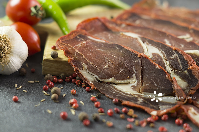 采购产品切碎的培根，胡椒，香料，番茄和大蒜图片素材