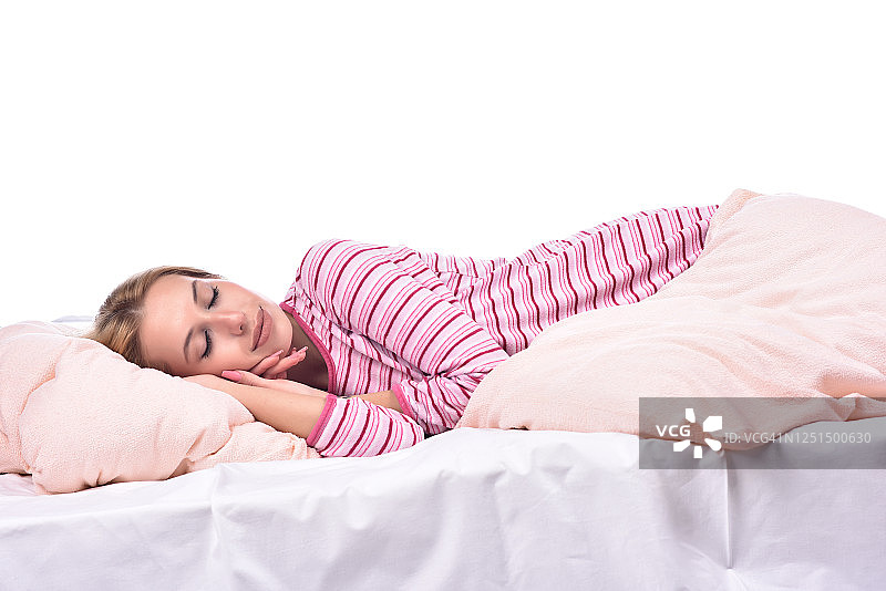 年轻漂亮的女人睡在床上，白色背景隔离，有文字空间图片素材