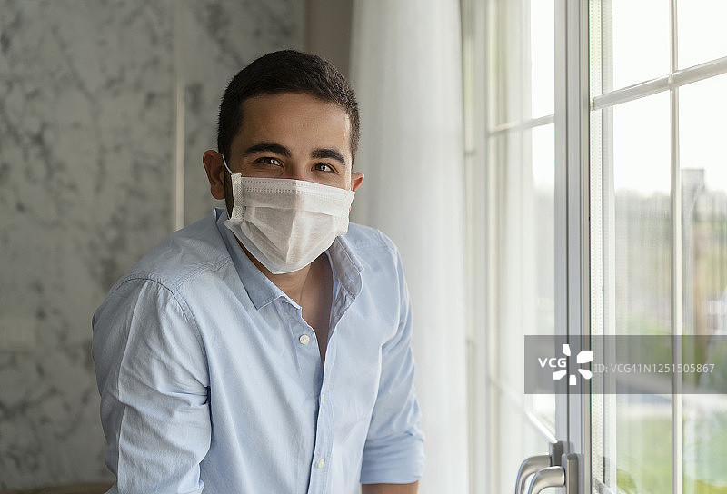 疫情期间居家隔离的年轻男子特写图片素材