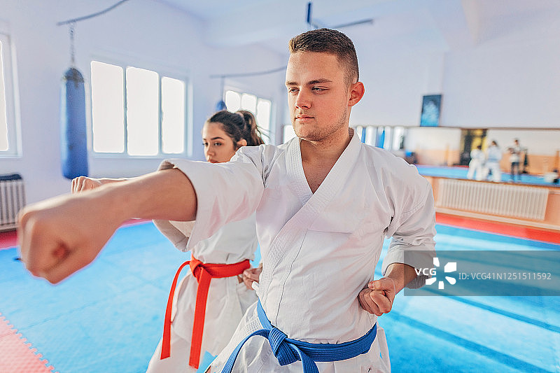 两名空手道学生在室内一起训练空手道图片素材