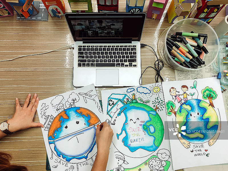 亚洲中国女教师在艺术学校教授在线课程图片素材