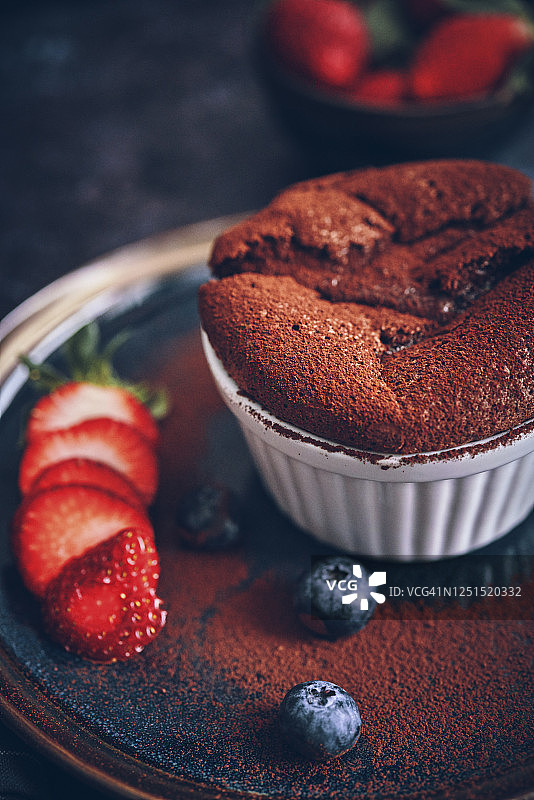 巧克力舒芙蕾配草莓图片素材