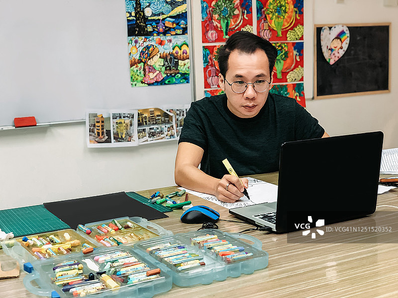 美术学校里，男老师在线授课图片素材