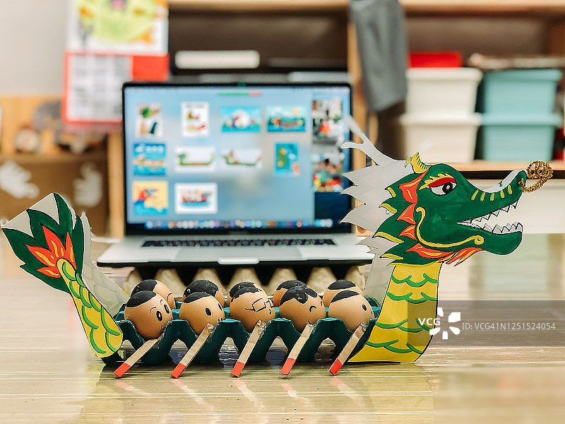 亚洲华裔女教师在线教授艺术课程图片素材