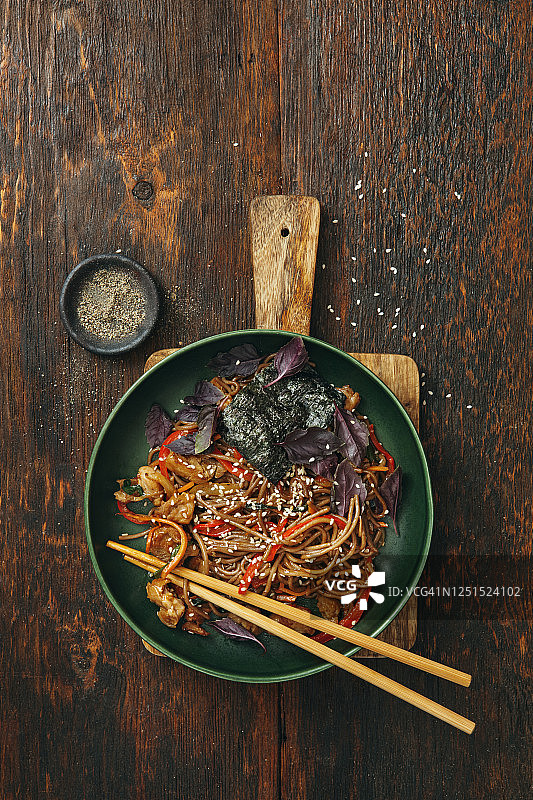 日式鸡肉蔬菜炒面图片素材