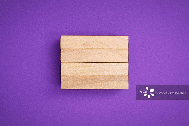 紫色背景上的木制玩具积木图片素材