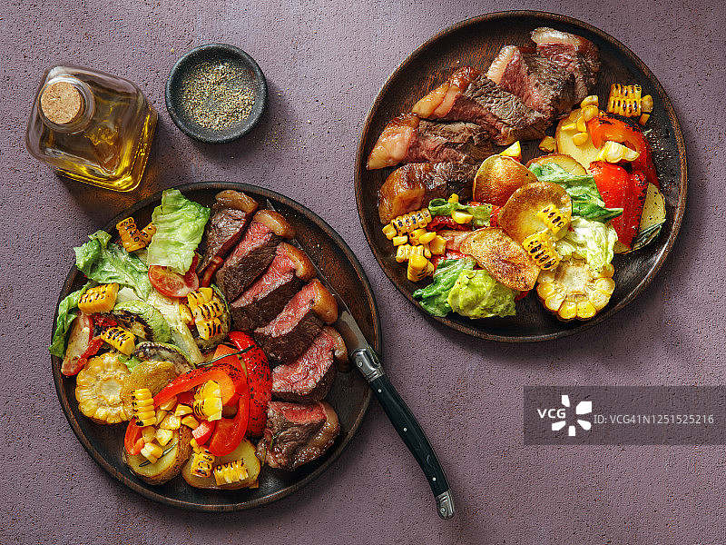 烤牛排与土豆沙拉图片素材