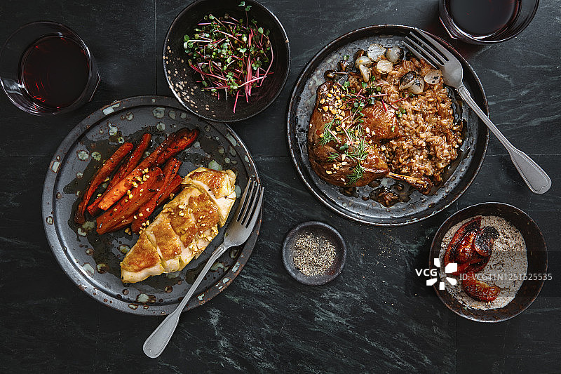 丹麦家庭晚餐菜肴：慢炖鸭腿油封和低温烹饪鸡胸肉图片素材