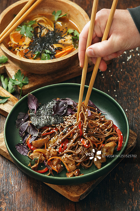 成年男人享用传统日本料理图片素材