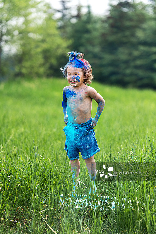 兄妹在后院玩彩色粉末图片素材