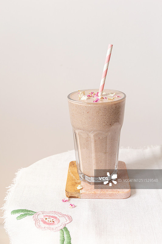 健康粉色浆果冰沙饮品图片素材