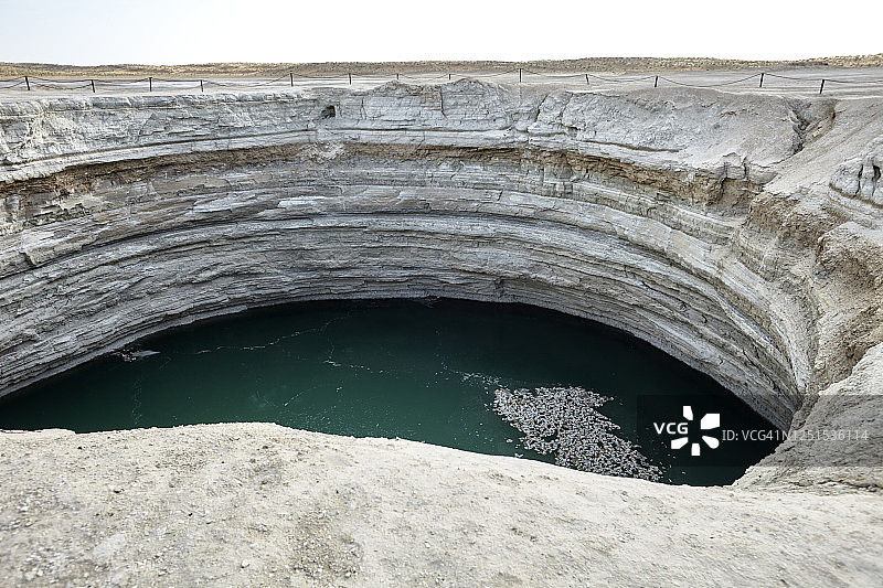 土库曼斯坦达瓦扎天然气燃烧坑附近的绿松石湖陨石坑全景图片素材