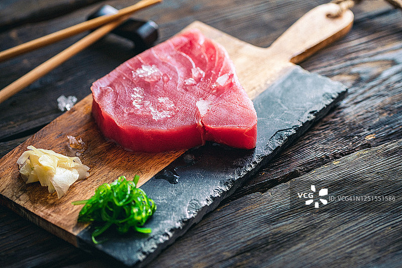 案板上配有食材的生金枪鱼排图片素材