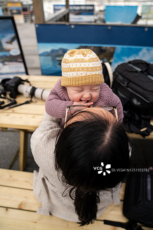 在挪威斯沃尔韦尔，妈妈抱着她的女婴图片素材