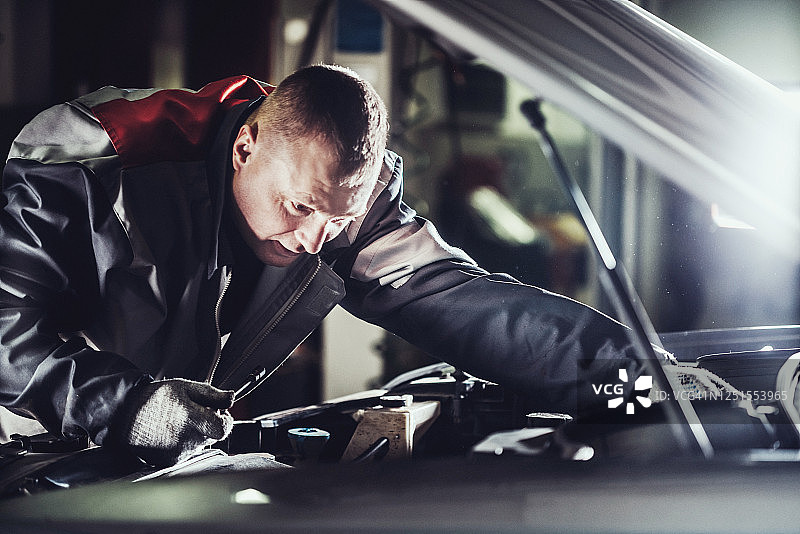汽车修理店里的机修工图片素材