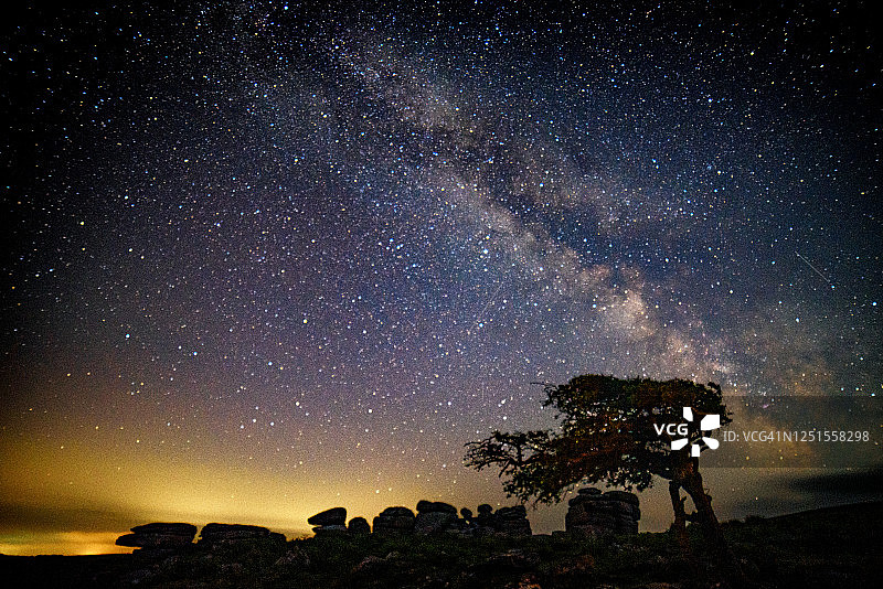 2020年仲夏节，康姆贝斯通岩和温福德水库图片素材