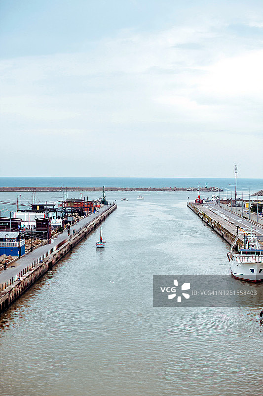 阴雨天的佩斯卡拉河与亚得里亚海图片素材