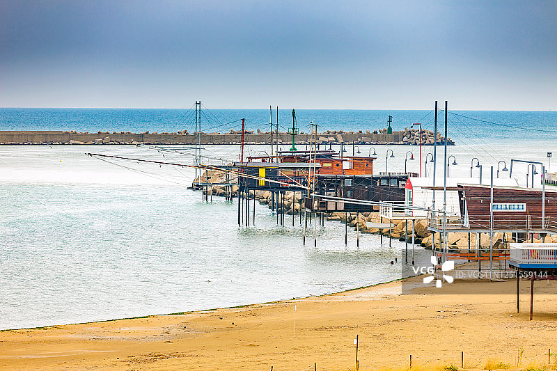 意大利阿布鲁佐佩斯卡拉的特拉布科渔业平台图片素材