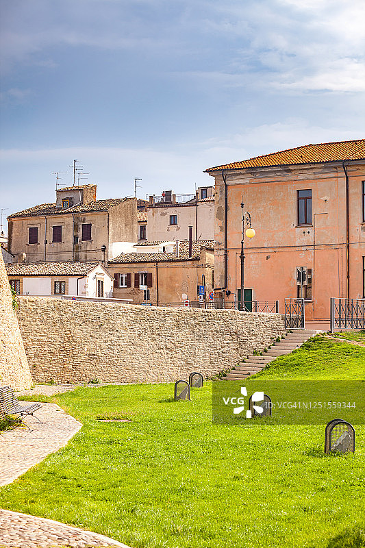 阳光明媚夏日里的意大利小镇图片素材