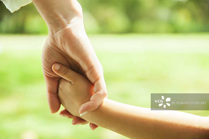 母女牵手特写图片素材