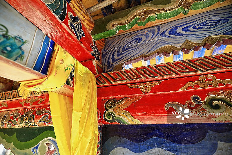 甘肃张掖马蹄寺千佛洞的黄色斗拱中式屋顶木结构图片素材