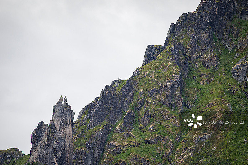 挪威斯沃尔韦尔：崎岖山脉的景色图片素材