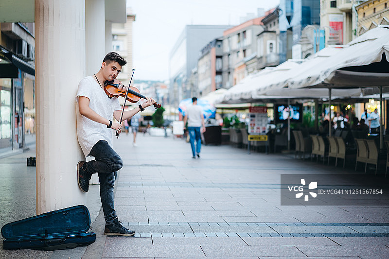 街头艺人演奏小提琴图片素材