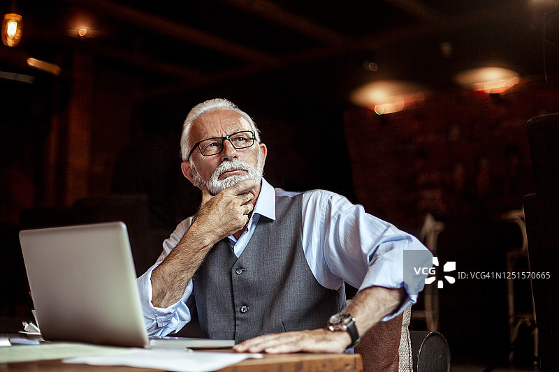 老年创业者制定商业新策略图片素材