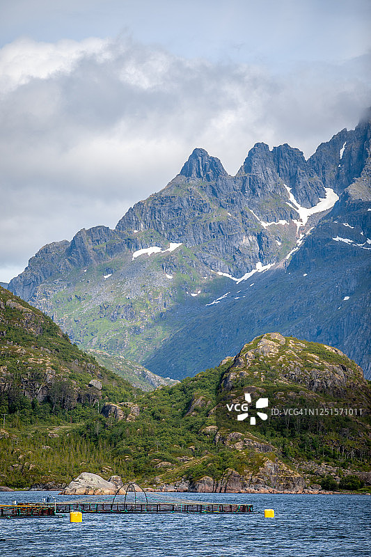 挪威奥斯图沃格亚俯瞰平静峡湾的山脉图片素材
