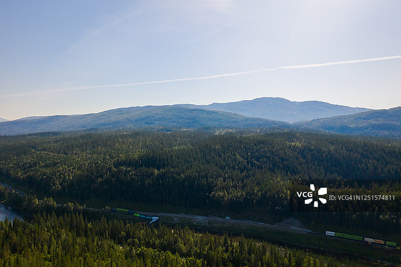 挪威纳姆斯科根广阔森林和山脉航拍景色图片素材