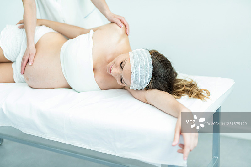 孕妇接受身体按摩图片素材