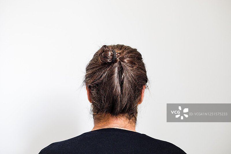 一位梳着男子发髻的男人图片素材