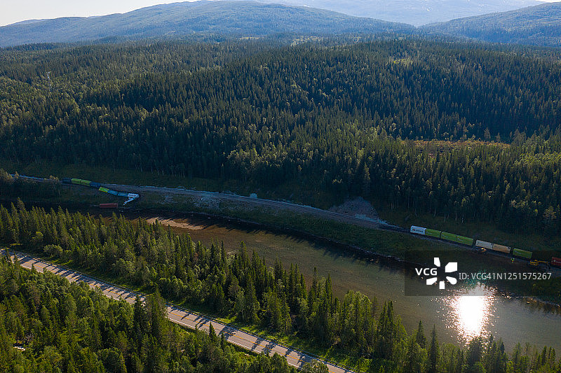 挪威纳姆斯科根广阔森林和山脉航拍景色图片素材