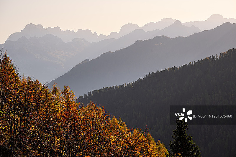 傍晚多洛米蒂山脉剪影图片素材