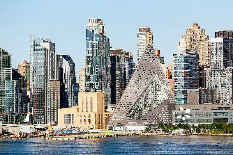 美国纽约曼哈顿中城的哈德逊河、办公楼和住宅楼图片素材